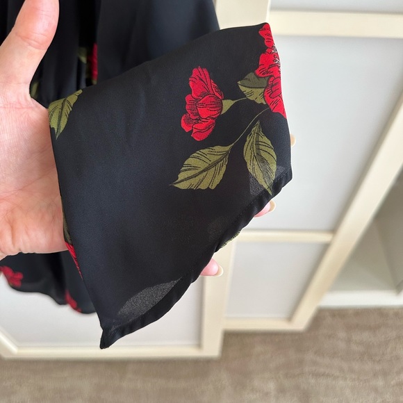 Tobi black and red floral romper size small - Picture 8 of 9